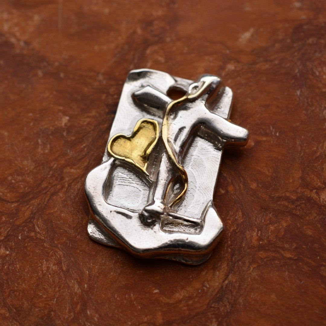 Сребърен медальон 925 „Вяра, Надежда и Любов“ със златни акценти – символ на сила, духовен баланс и вярност, ръчно изработен бохо-рустик скулптурен талисман от Арт Дива, заснет на кафяв фон.