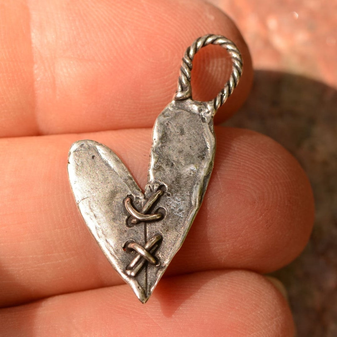 Сребърен медальон 925 „зашито сърце“ – талисман за любов, бохо стил, рустик скулптурни бижута, ръчна изработка, подарък за майка, дъщеря или приятелка | Арт Дива