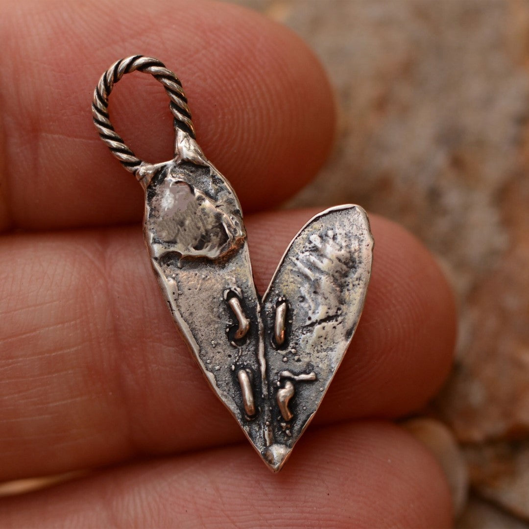 Сребърен медальон 925 „зашито сърце“ – талисман за любов, бохо стил, рустик скулптурни бижута, ръчна изработка, подарък за майка, дъщеря или приятелка | Арт Дива