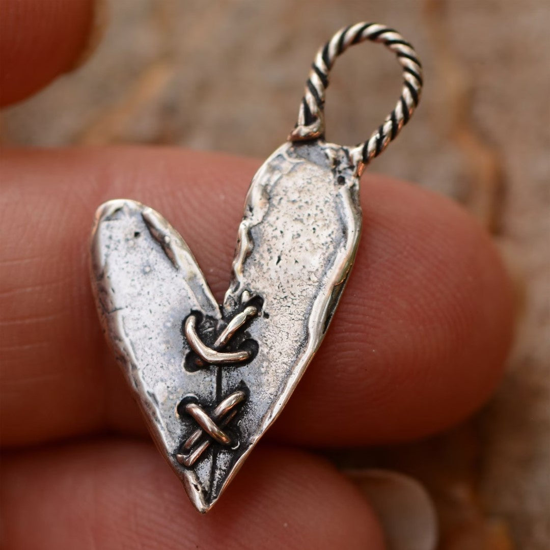 Сребърен медальон 925 „зашито сърце“ – талисман за любов, бохо стил, рустик скулптурни бижута, ръчна изработка, подарък за майка, дъщеря или приятелка | Арт Дива