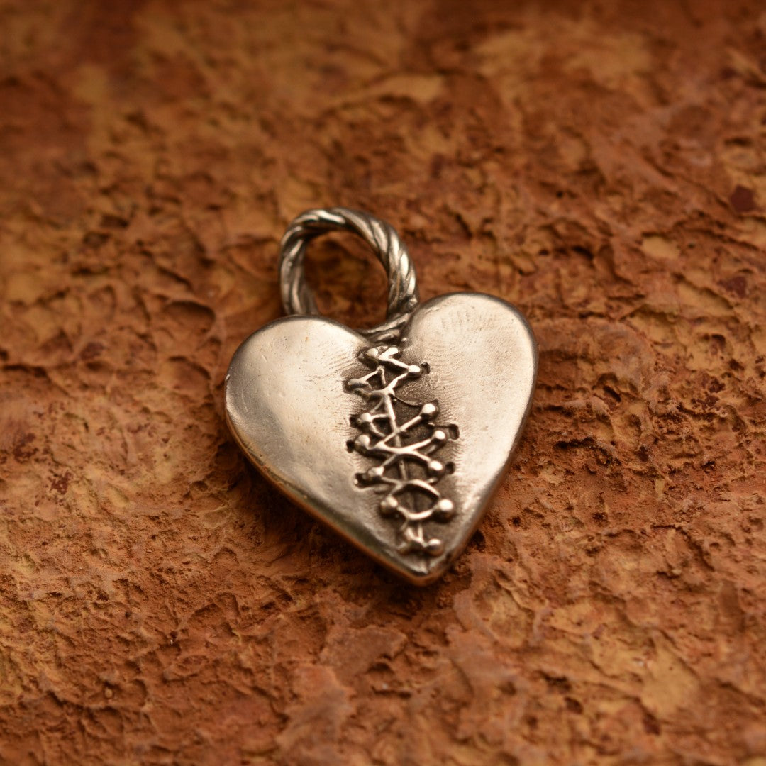 Сребърен медальон 925 „Закърпено сърце“ | Амулет на любов и надежда | Ръчно изработен талисман Art Diva | Бохо – Рустик – Скулптурно бижу