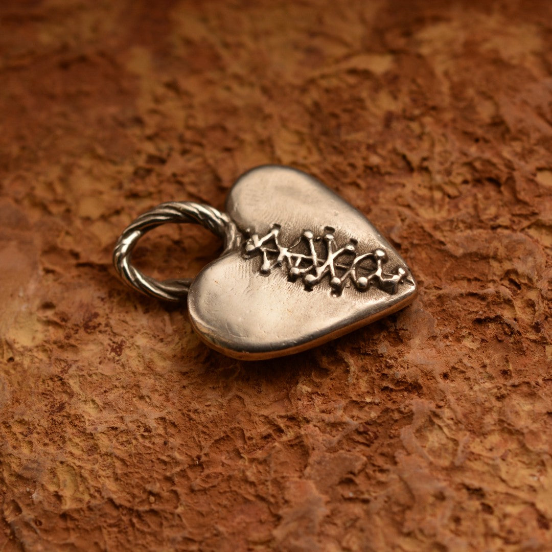 Сребърен медальон 925 „Закърпено сърце“ | Амулет на любов и надежда | Ръчно изработен талисман Art Diva | Бохо – Рустик – Скулптурно бижу