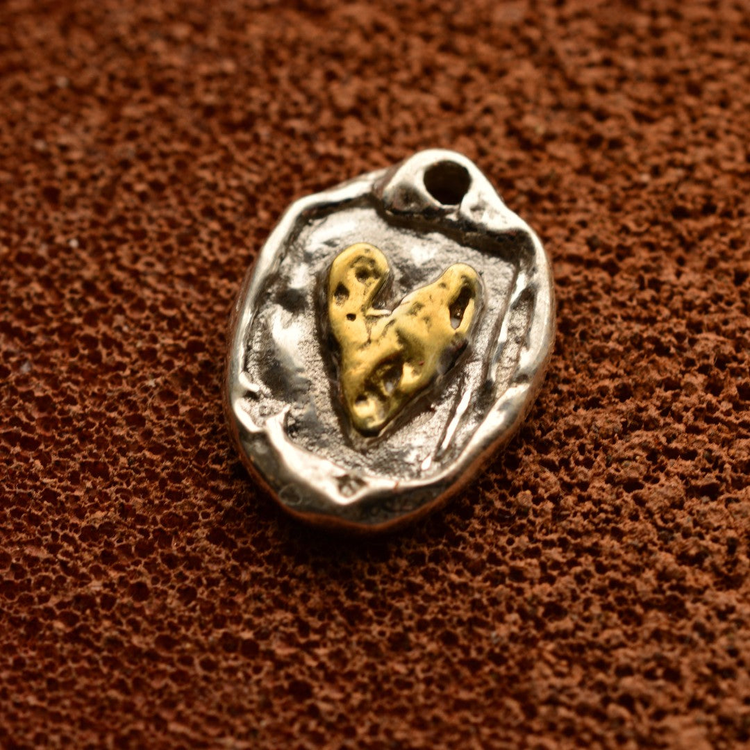 Сребърен медальон 925 „Златно сърце“ | Символ на любов и топлина | Ръчно изработено бохо-рустик скулптурно бижу от ArtDiva