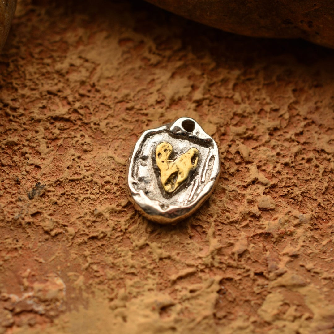 Сребърен медальон 925 „Златно сърце“ | Символ на любов и топлина | Ръчно изработено бохо-рустик скулптурно бижу от ArtDiva