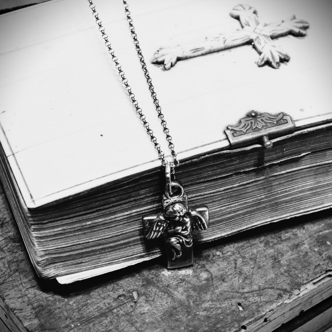 Сребърен медальон 925 „Ангелска прегръдка“ | Кръст – талисман за закрила и духовна сила | Бохо рустик скулптурно бижу, ръчна изработка | ArtDiva