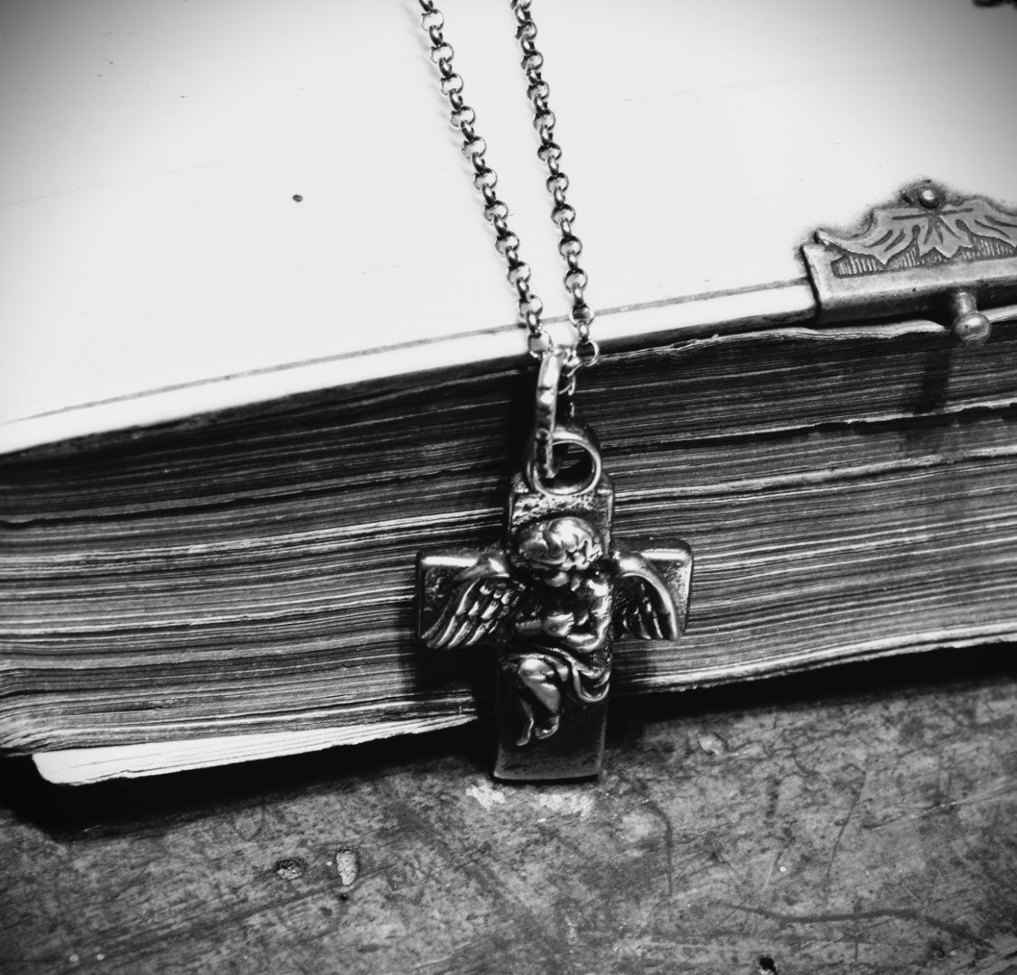 Сребърен медальон 925 „Ангелска прегръдка“ | Кръст – талисман за закрила и духовна сила | Бохо рустик скулптурно бижу, ръчна изработка | ArtDiva