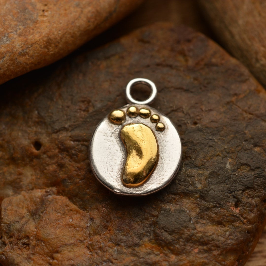 Сребърен медальон 925 „Амулет за нов живот“ – бебешко краче със златни акценти | Арт Дива