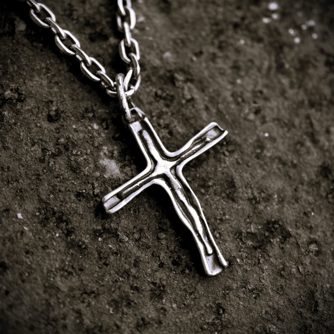 Сребърен медальон 925 кръст – ръчно изработено мъжко бижу с оксидация | Арт Дива