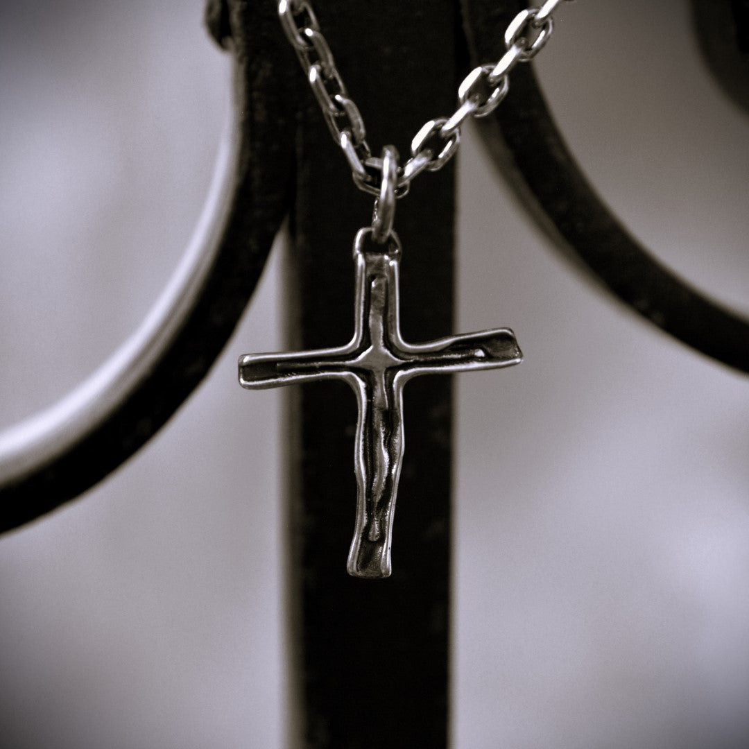 Сребърен медальон 925 кръст – ръчно изработено мъжко бижу с оксидация | Арт Дива