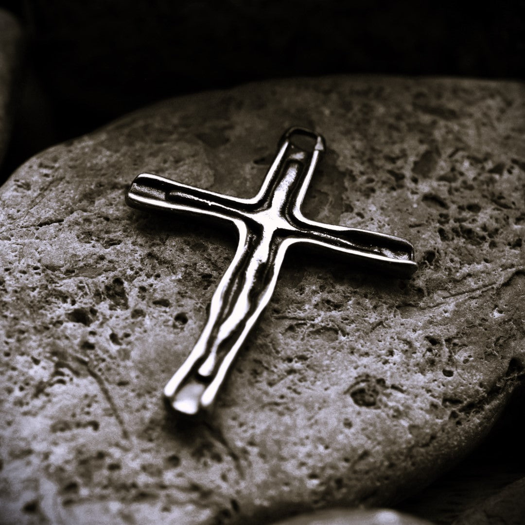 Сребърен медальон 925 кръст – ръчно изработено мъжко бижу с оксидация | Арт Дива