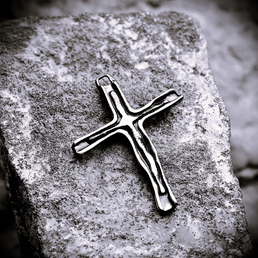 Сребърен медальон 925 кръст – ръчно изработено мъжко бижу с оксидация | Арт Дива