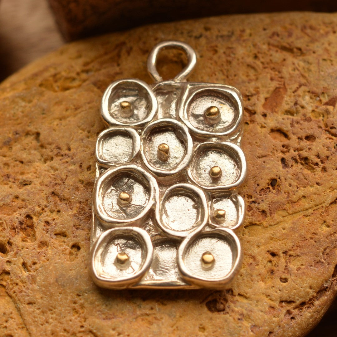 Сребърен медальон 925 „Утринна роса“ с ръчно поставени златни акценти – бохо-рустик артистично бижу от Арт Дива.