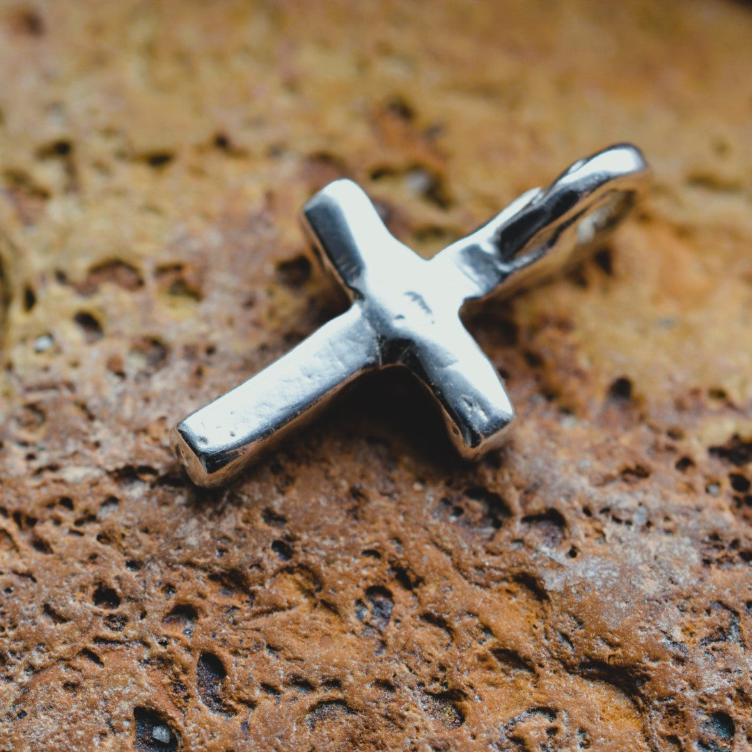Сребърен медальон кръст 925 – минималистичен ръчен дизайн | Арт Дива
