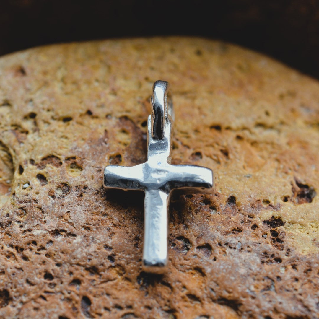 Сребърен медальон кръст 925 – минималистичен ръчен дизайн | Арт Дива