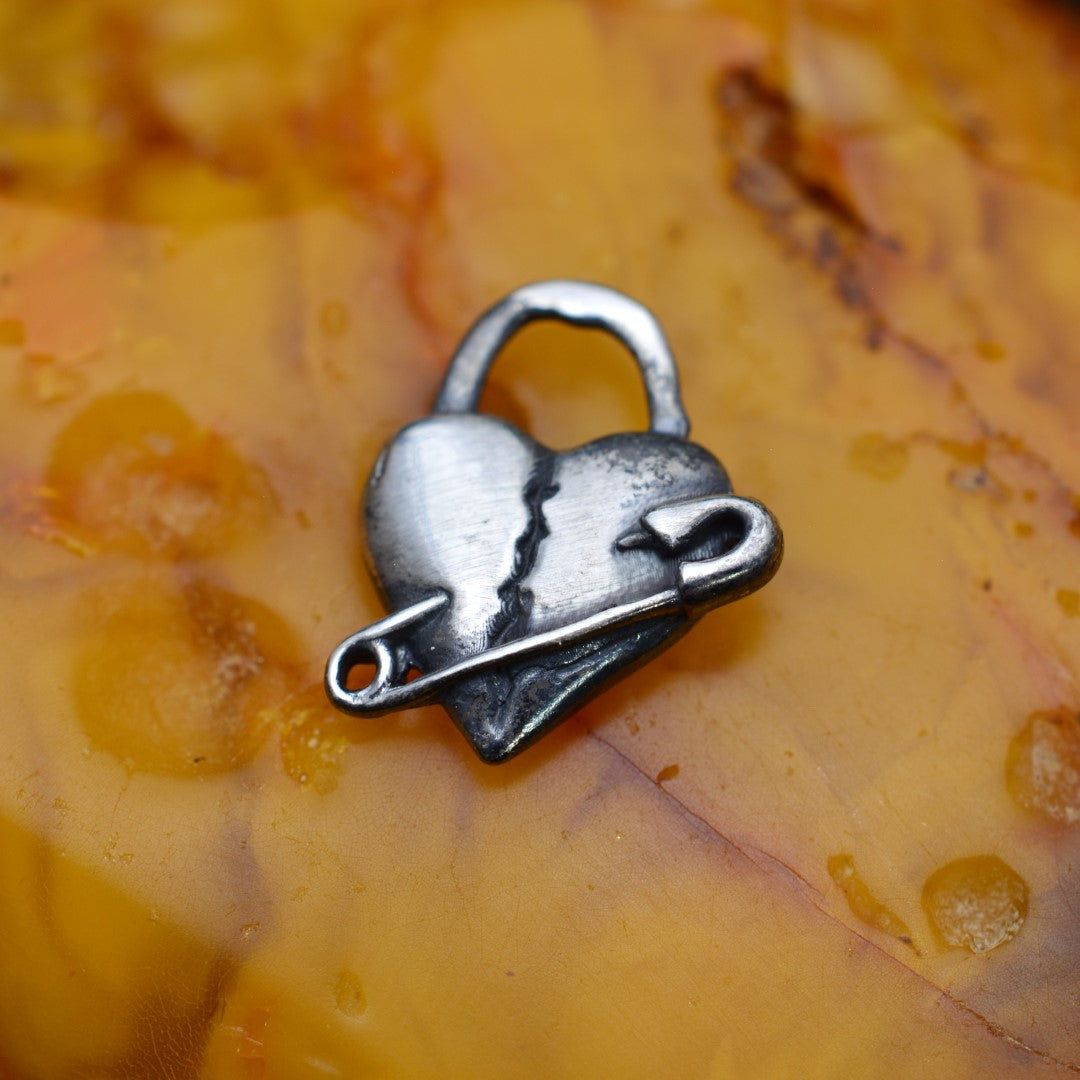 Сребърен медальон 925 „Разбито сърце“ – талисман на изцелението и новото начало | Оксидирано бохо – рустик – скулптурно бижу | Арт Дива