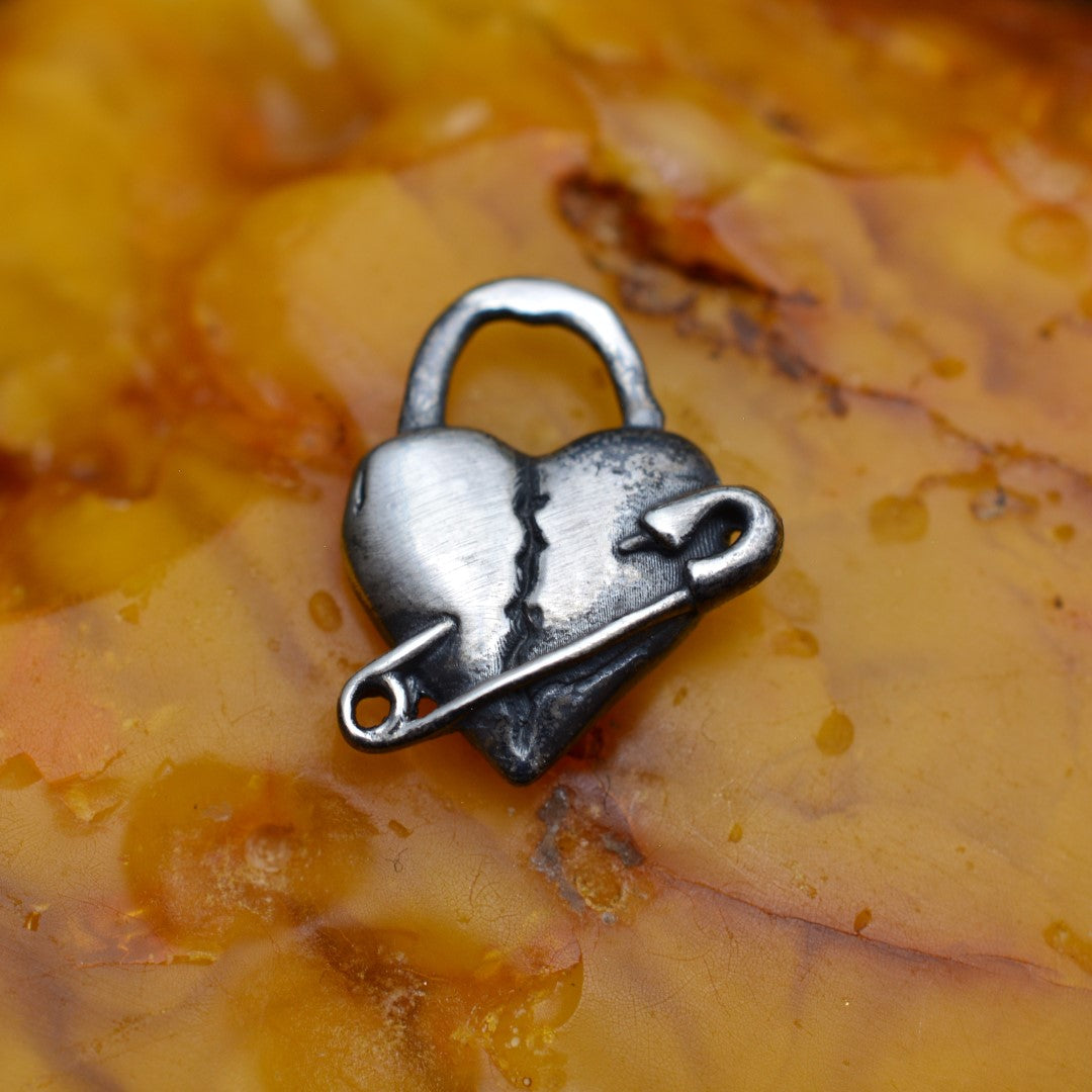 Сребърен медальон 925 „Разбито сърце“ – талисман на изцелението и новото начало | Оксидирано бохо – рустик – скулптурно бижу | Арт Дива