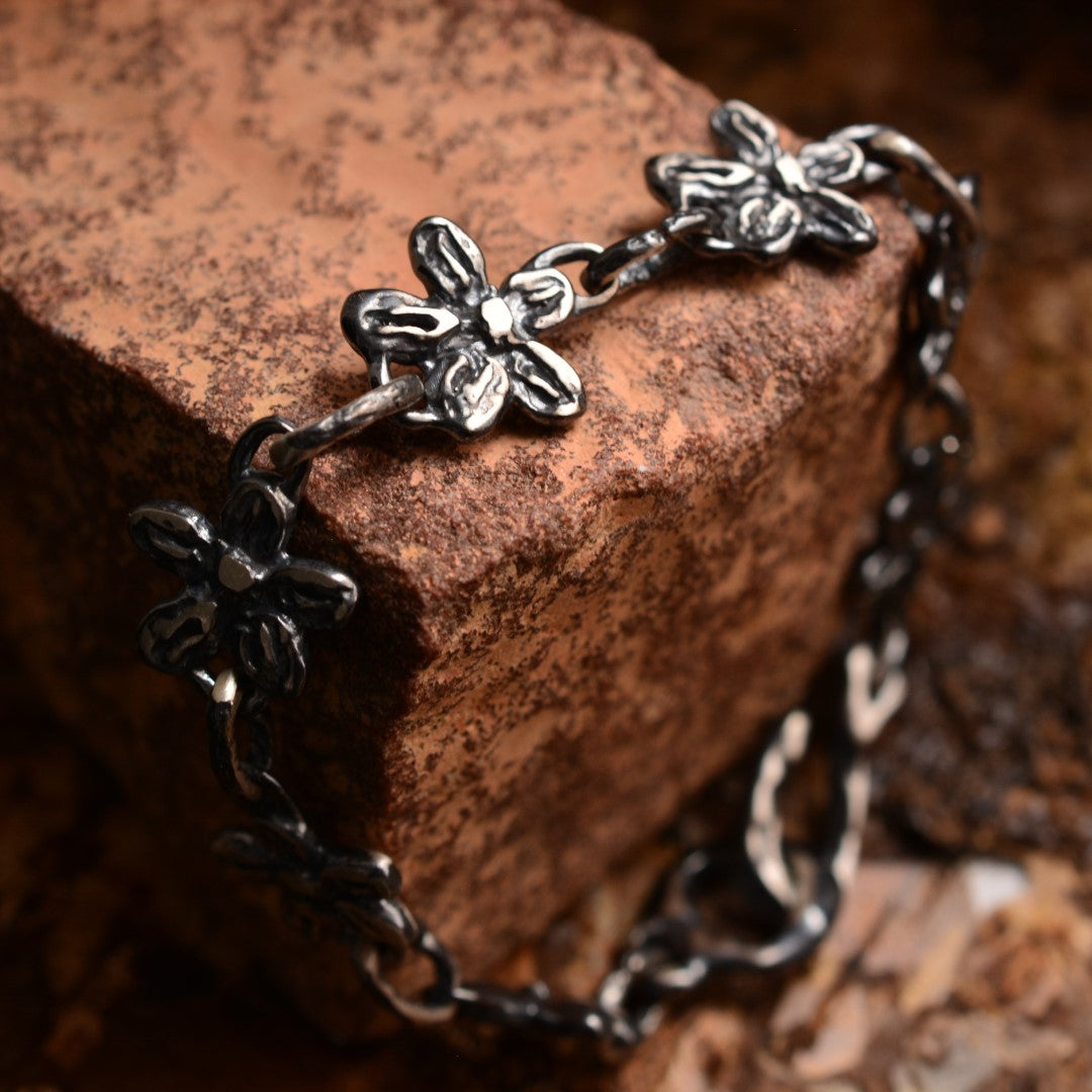 Сребърна гривна 925 „Полски цветя“ – талисман на нежността и свободния дух | Оксидирано бохо – рустик скулптурно бижу | Арт Дива