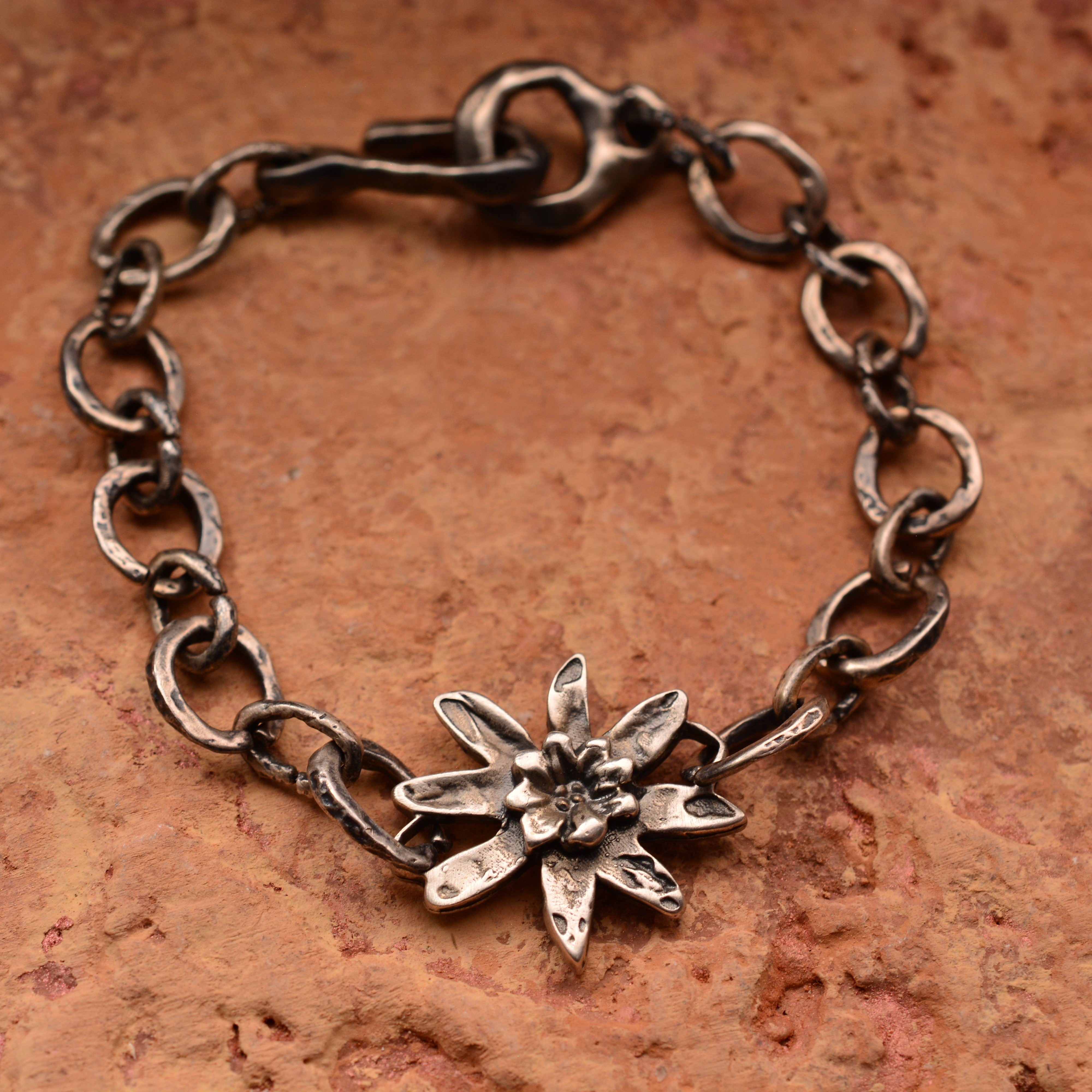 Сребърна гривна 925 „Еделвайс“ – талисман на смелостта и чистата любов | Оксидирано бохо – рустик скулптурно бижу | Арт Дива
