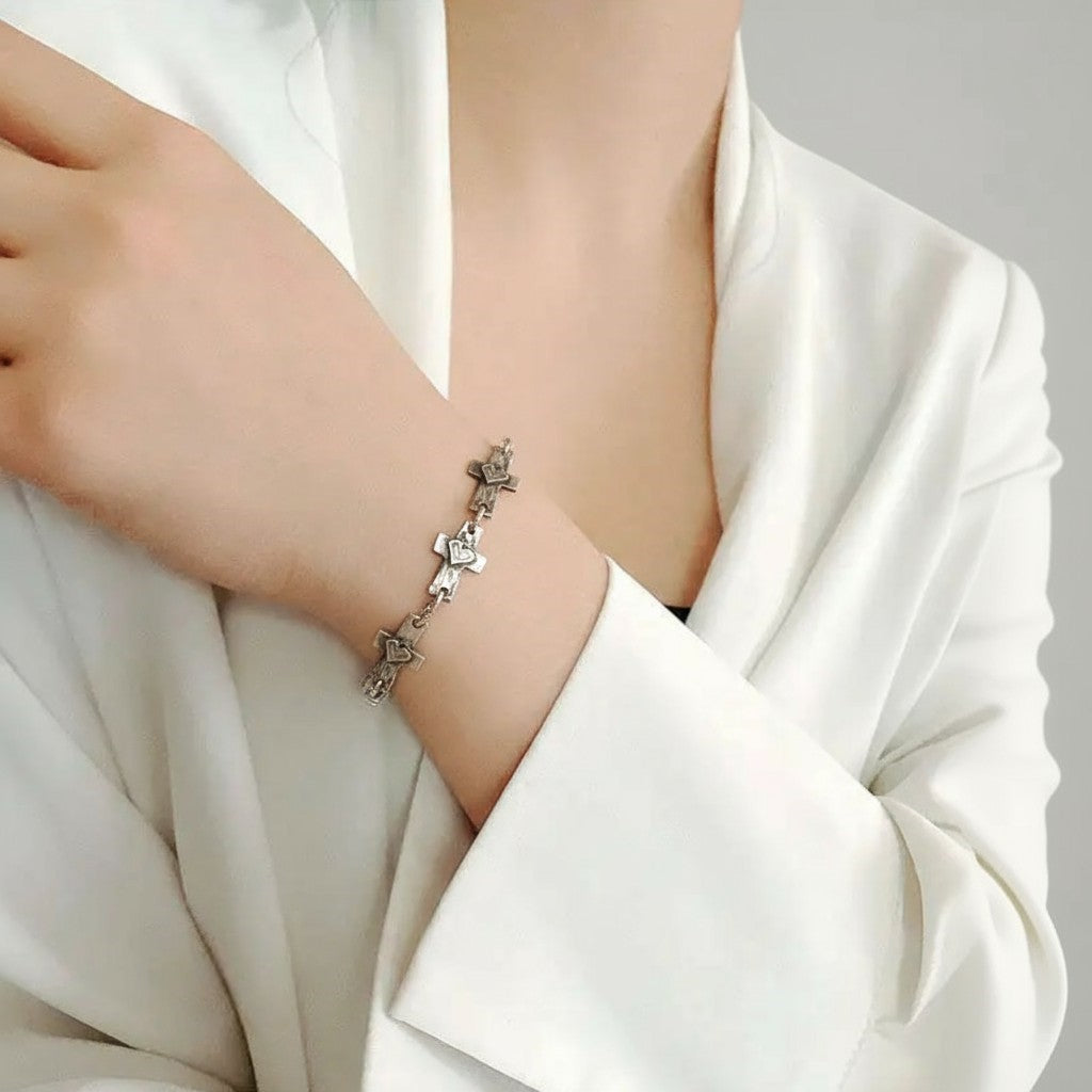 Сребърна гривна 925 „Кръстове и сърца“ – символ на любов и вяра | Оксидирано бохо – рустик скулптурно бижу | Арт Дива