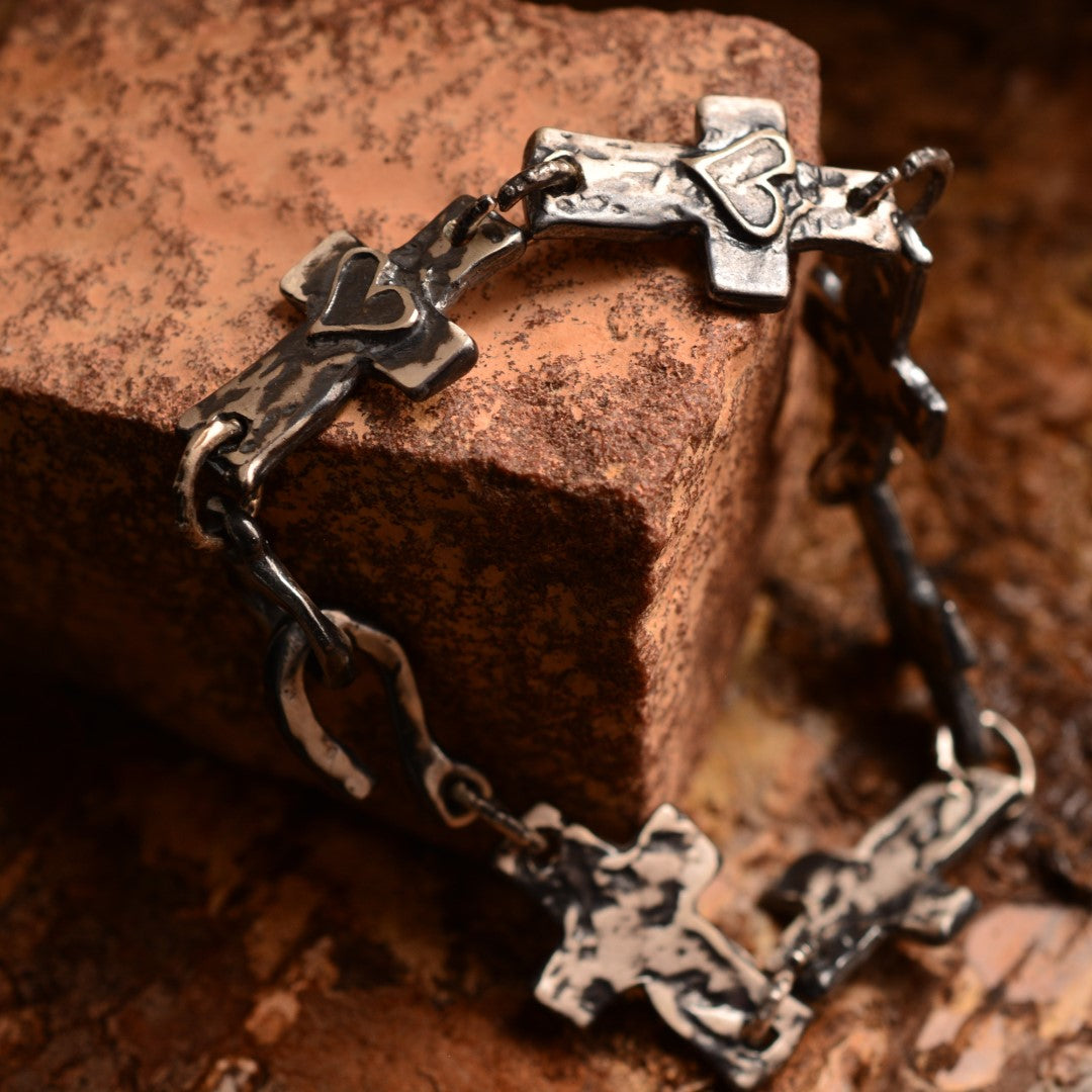 Сребърна гривна 925 „Кръстове и сърца“ – символ на любов и вяра | Оксидирано бохо – рустик скулптурно бижу | Арт Дива