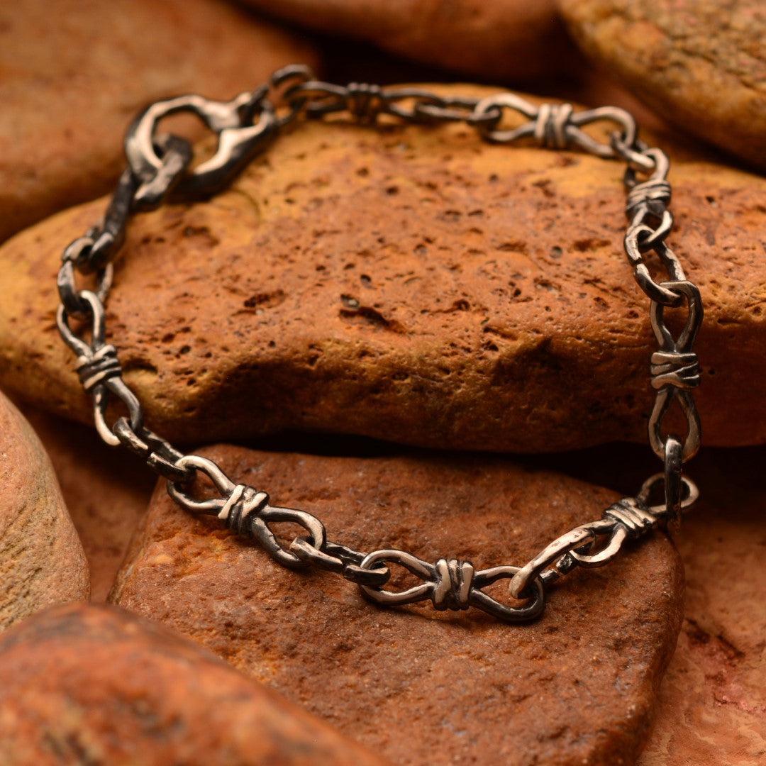 Сребърна гривна 925 „Любовен възел“ – ръчно изработено бохо-рустик бижу от оксидирано сребро, символ на обич и връзка между души, от Арт Дива.