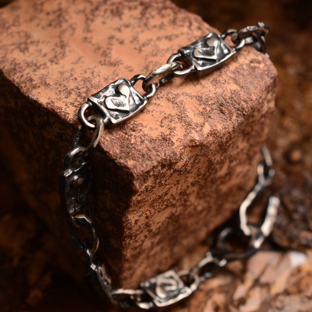 Сребърна гривна 925 „Сърца в ритъм“ – талисман на любовта и връзката между души | Оксидирано бохо – рустик скулптурно бижу | Арт Дива