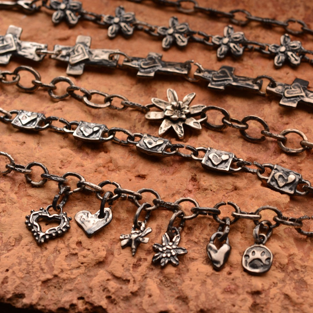 Сребърна гривна 925 „Сърца в ритъм“ – талисман на любовта и връзката между души | Оксидирано бохо – рустик скулптурно бижу | Арт Дива