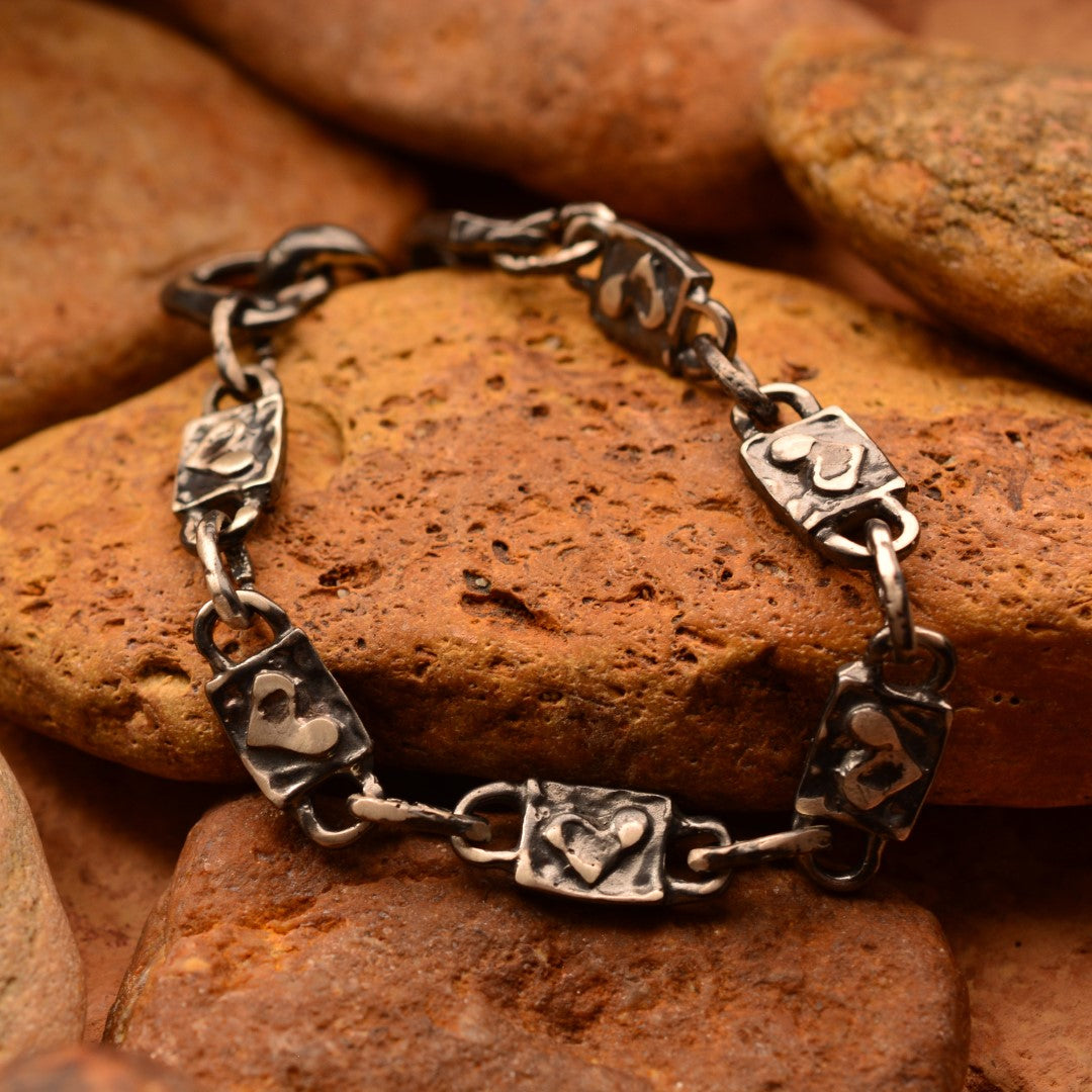 Сребърна гривна 925 „Сърца в ритъм“ – талисман на любовта и връзката между души | Оксидирано бохо – рустик скулптурно бижу | Арт Дива