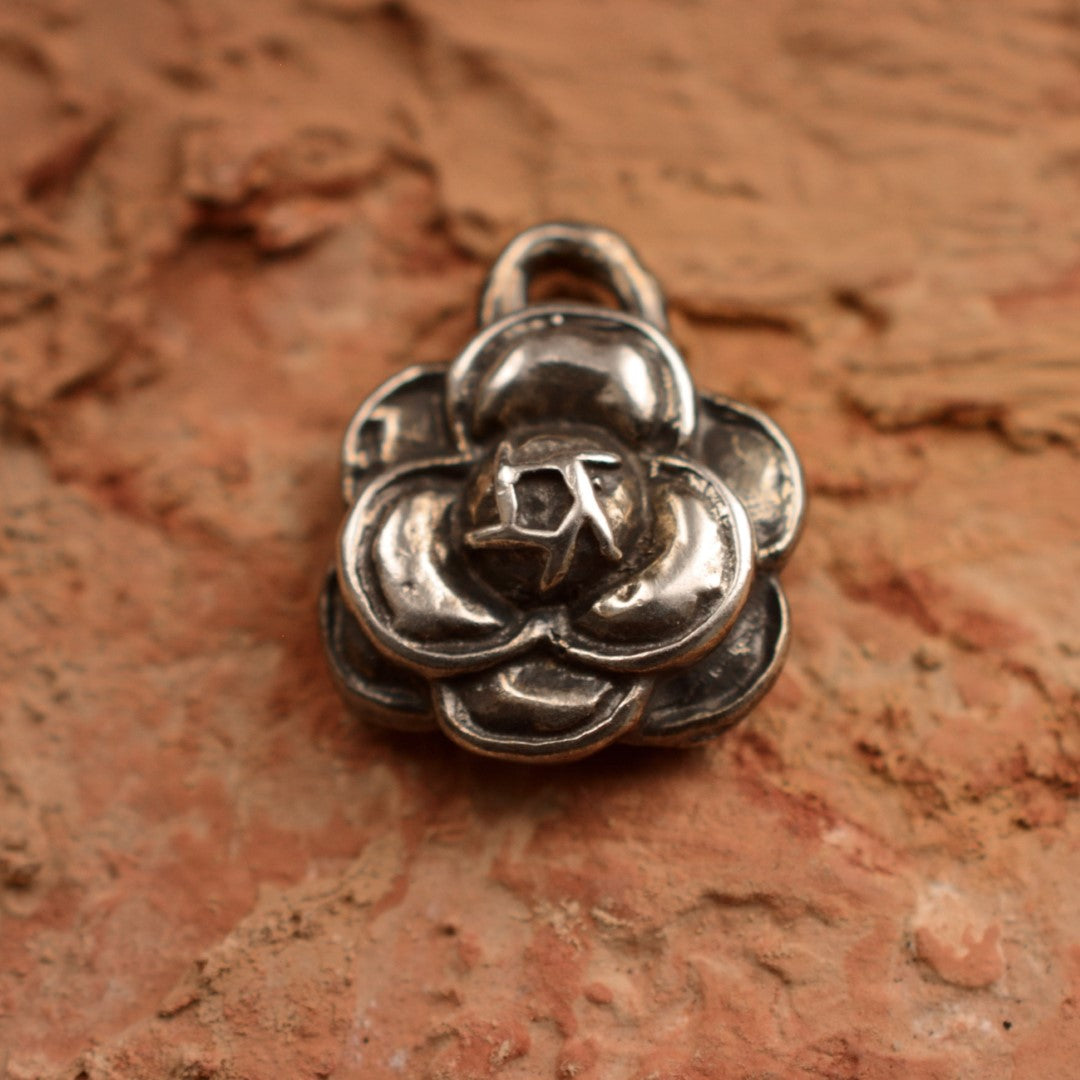 Сребърна Висулка Камелия | Амулет Красота И Елегантност | Ръчно Изработен Талисман От Art Diva | Бохо – Рюстик – Скулптурни Бижута