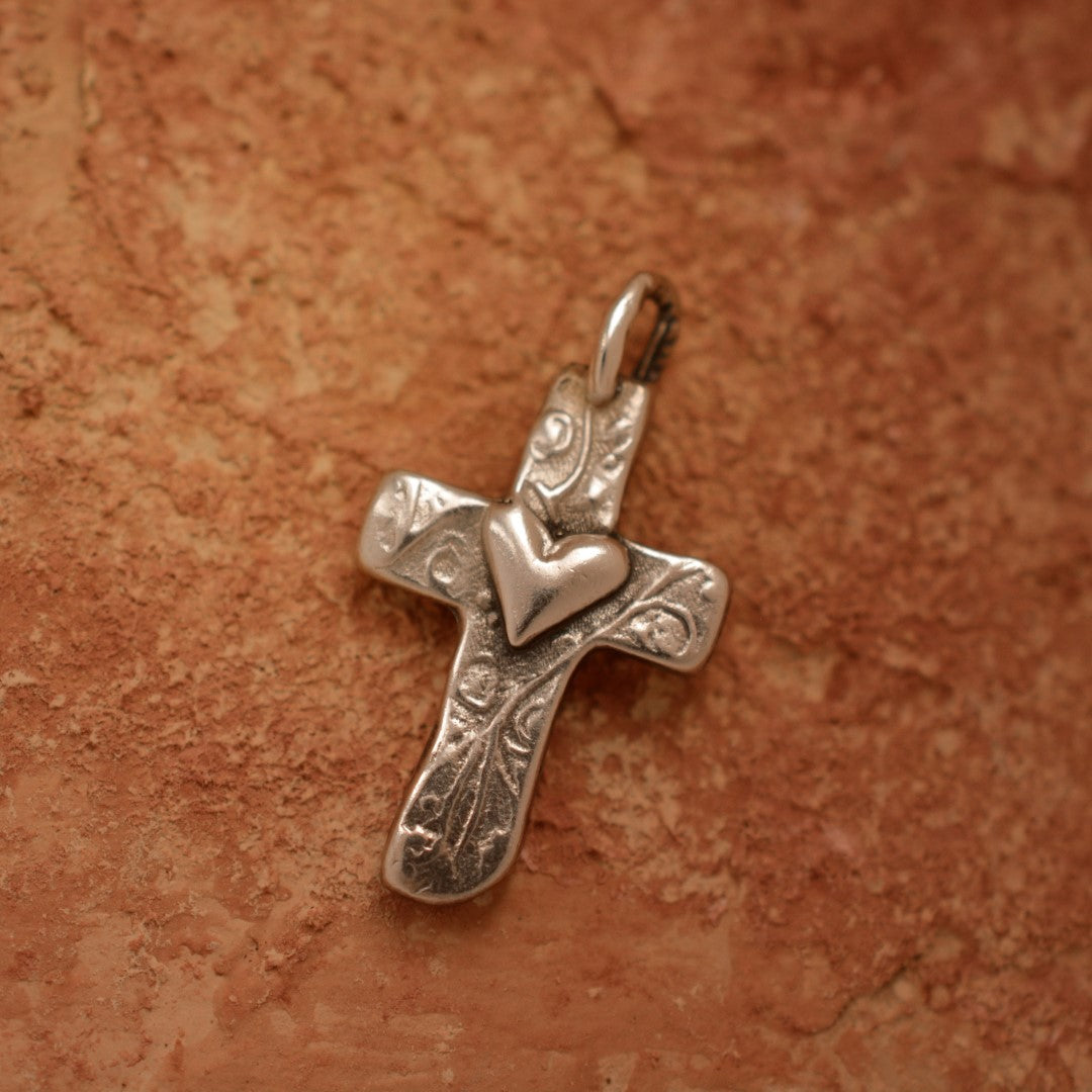 Сребърна Висулка Кръст Със Сърце | Амулет Любов и Вяра | Ръчно Изработен Талисман От Art Diva | Бохо – Рюстик – Скулптурни Бижута