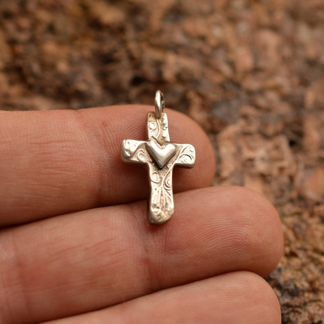 Сребърна Висулка Кръст Със Сърце | Амулет Любов и Вяра | Ръчно Изработен Талисман От Art Diva | Бохо – Рюстик – Скулптурни Бижута