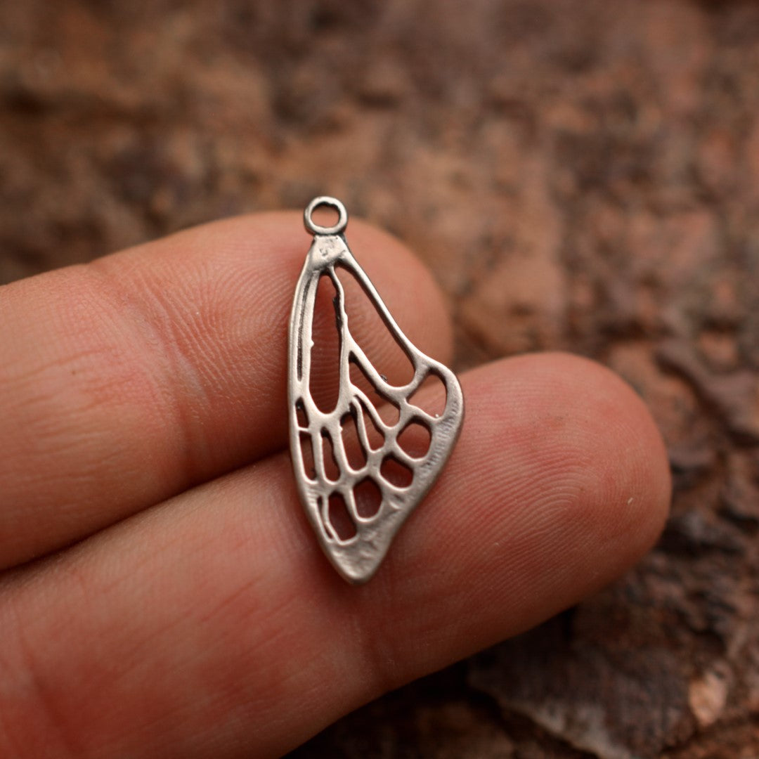 Сребърна висулка 925 „Крило на пеперуда“ – амулет за свобода и трансформация, ръчно изработено бохо-рустик бижу от ArtDiva с изящна органична форма.