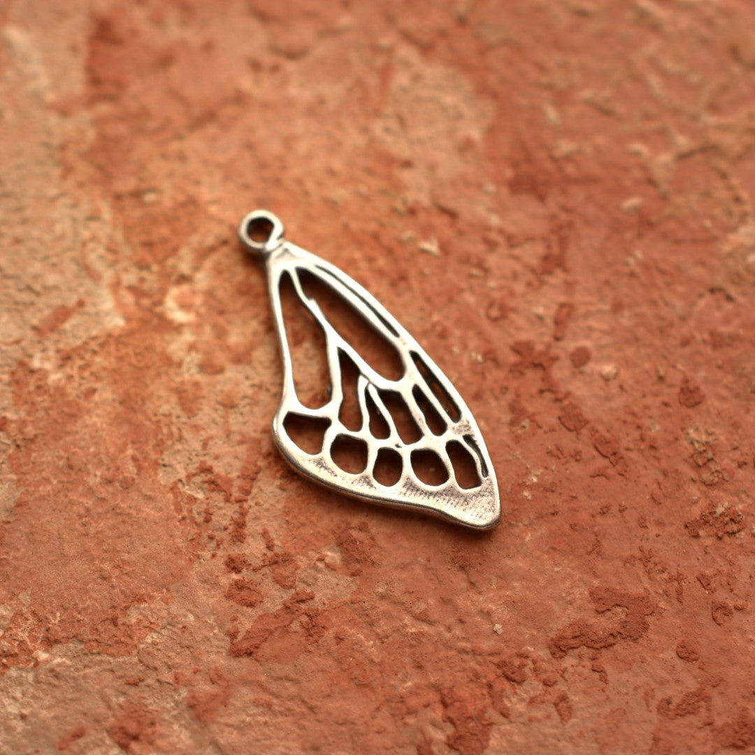 Сребро 925 висулка амулет крило на пеперуда | Талисман за свобода и трансформация | Бохо рюстик скулптурни бижута | Ръчна изработка от Art Diva