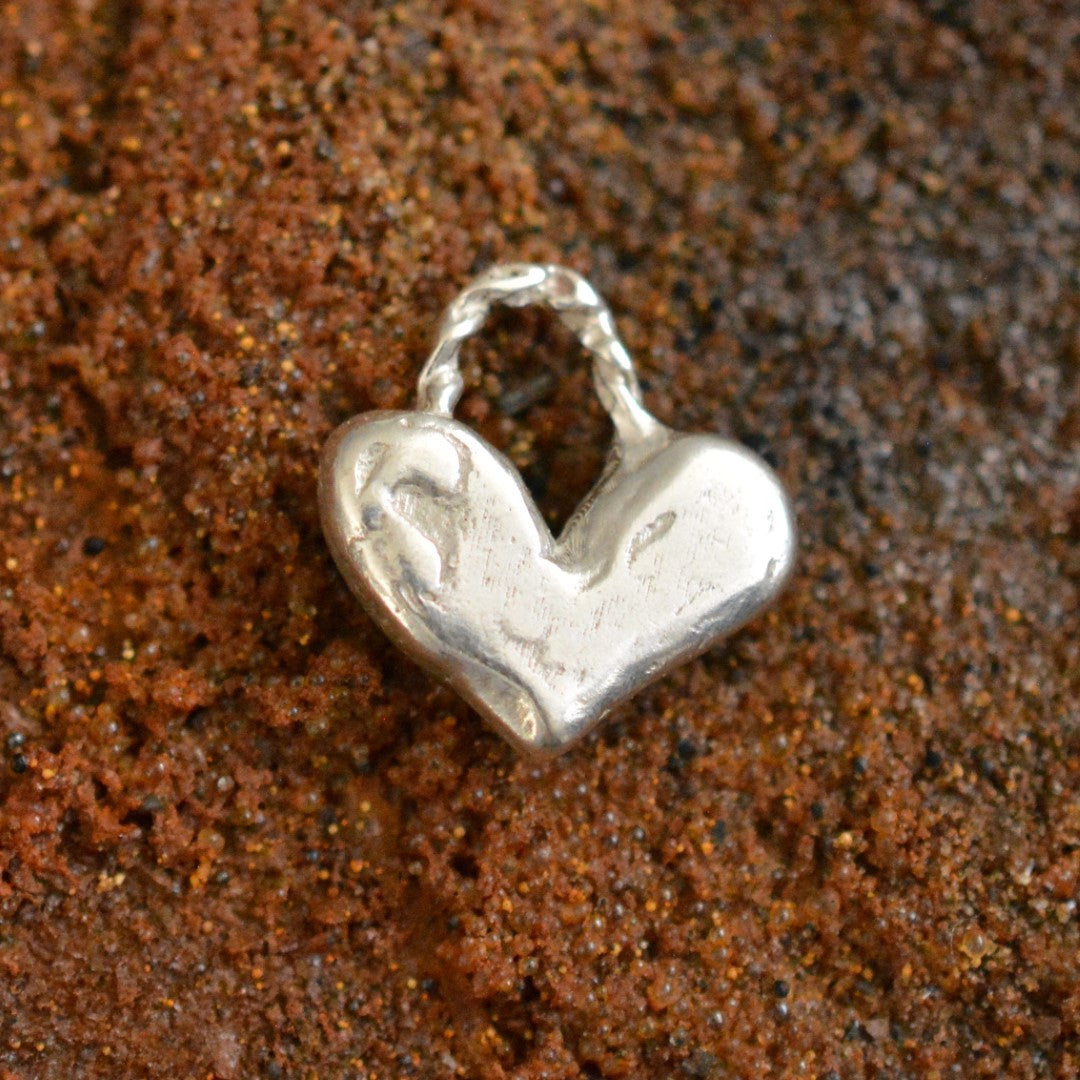 Сребърна висулка 925 „Малко Сърце“ – талисман за любов и свързаност, бохо стил, ръчна изработка | Арт Дива