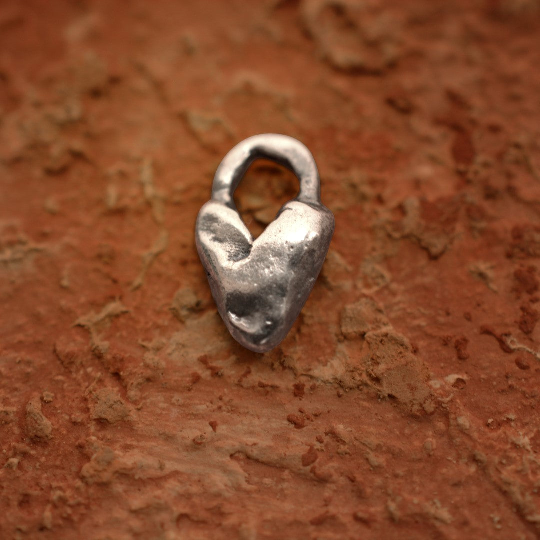 Сребърно бижу 925 – миниатюрна висулка Пухкаво сърце, талисман за нежност и грижа, бохо стил, ръчна изработка АртДива