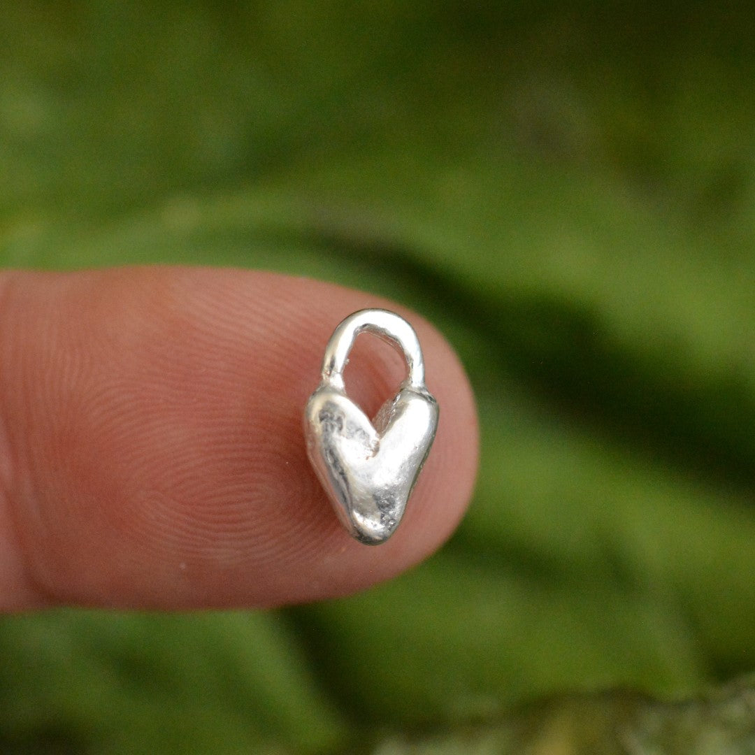 Сребърна висулка 925 „Пухкаво сърце“ – миниатюрен талисман за нежност и грижа | Арт дива