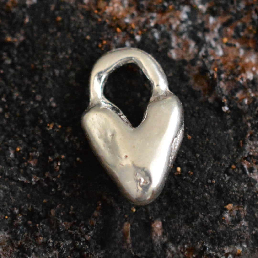 Сребърна висулка 925 „Пухкаво Сърце“ – миниатюрен талисман за нежност и грижа | Art Diva