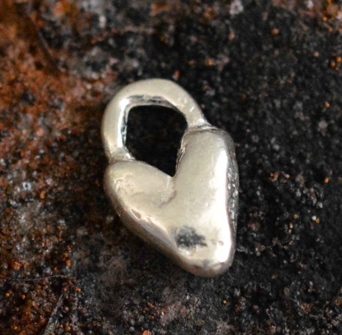 Сребърна висулка 925 „Пухкаво Сърце“ – миниатюрен талисман за нежност и грижа | Art Diva