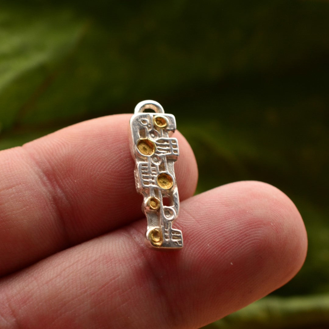 Сребърна висулка 925 „Пулс“ със златни акценти – артистично бижу за сила и ритъм | Art Diva