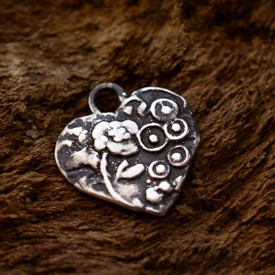 Сребърна Висулка Сърце с Цветя | Амулет за Любов и Хармония | Ръчно Изработен Талисман от Art Diva | Бохо – Рюстик – Скулптурни Бижута