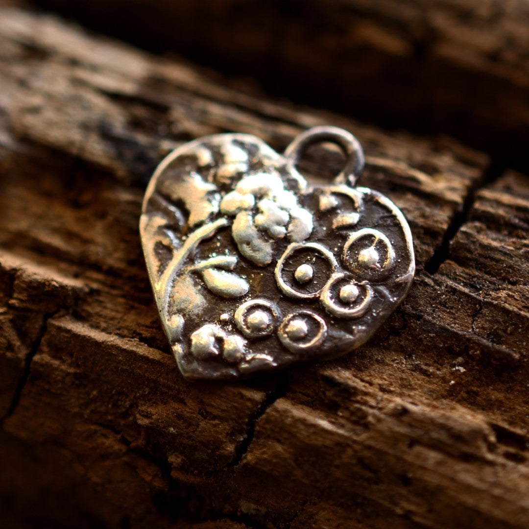 Сребърна Висулка Сърце с Цветя | Амулет за Любов и Хармония | Ръчно Изработен Талисман от Art Diva | Бохо – Рюстик – Скулптурни Бижута