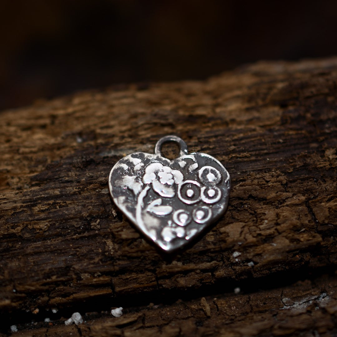 Сребърна Висулка Сърце с Цветя | Амулет за Любов и Хармония | Ръчно Изработен Талисман от Art Diva | Бохо – Рюстик – Скулптурни Бижута