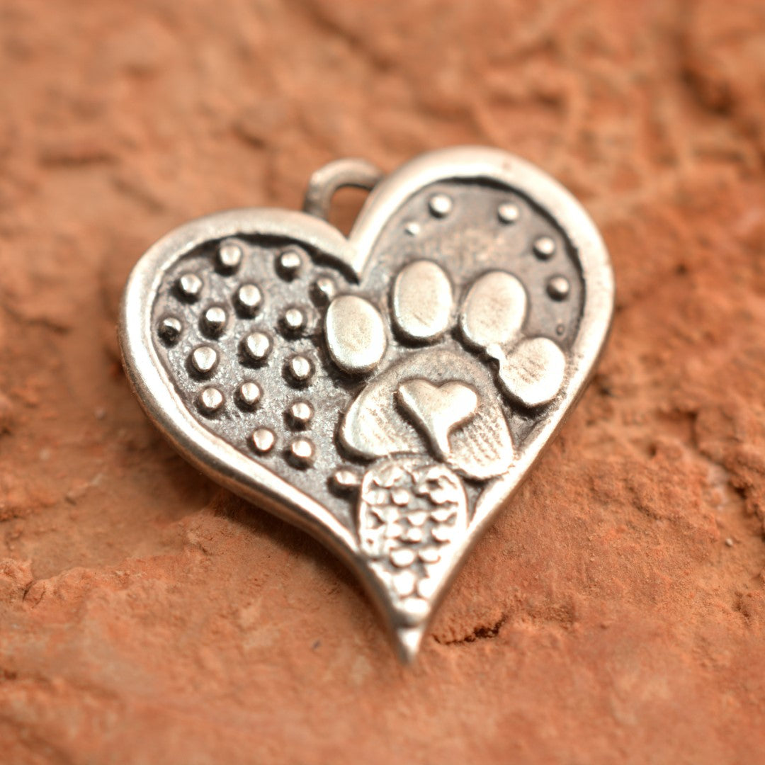 Сребърна Висулка Сърце С Лапичка | Амулет Любов Към Животните | Ръчно Изработен Талисман От Art Diva | Бохо – Рюстик – Скулптурни Бижута