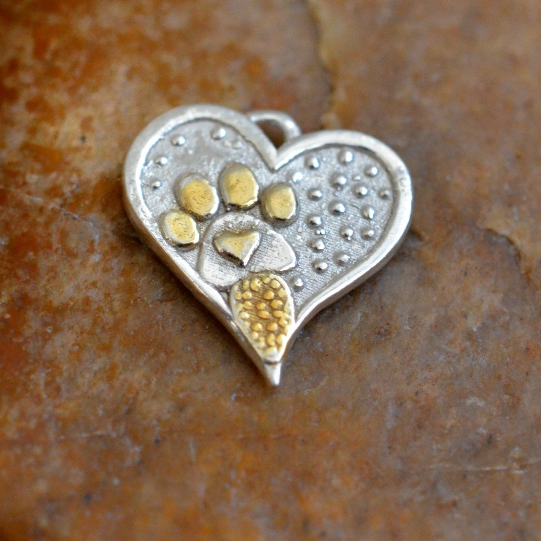 Сребърна Висулка Сърце с Лапичка – Амулет за Любов към Животните, Ръчно Изработен Талисман | ArtDiva Бохо – Рустик Скулптурни Бижута | Колекция „Блясък“ със Златни Акценти