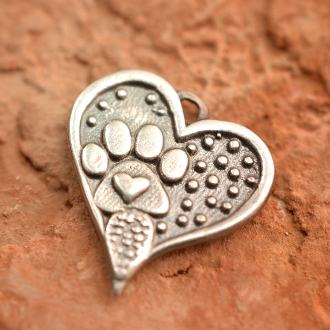 Сребърна Висулка Сърце С Лапичка | Амулет Любов Към Животните | Ръчно Изработен Талисман От Art Diva | Бохо – Рюстик – Скулптурни Бижута