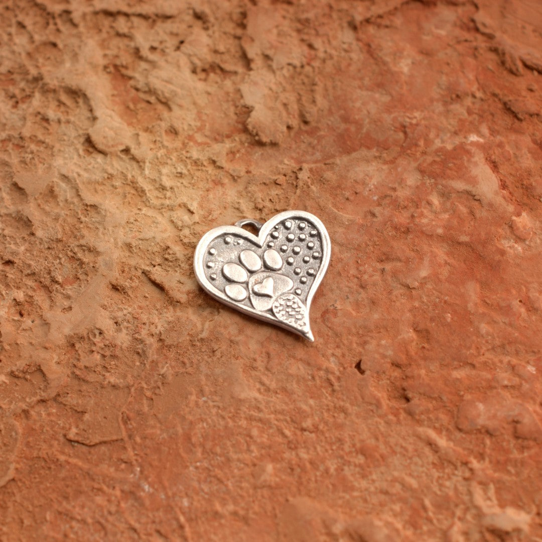 Сребърна Висулка Сърце С Лапичка | Амулет Любов Към Животните | Ръчно Изработен Талисман От Art Diva | Бохо – Рюстик – Скулптурни Бижута