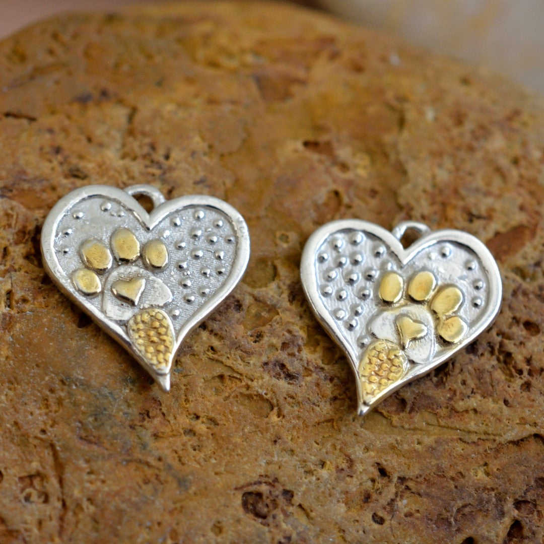 Сребърна Висулка Сърце с Лапичка – Амулет за Любов към Животните, Ръчно Изработен Талисман | ArtDiva Бохо – Рустик Скулптурни Бижута | Колекция „Блясък“ със Златни Акценти