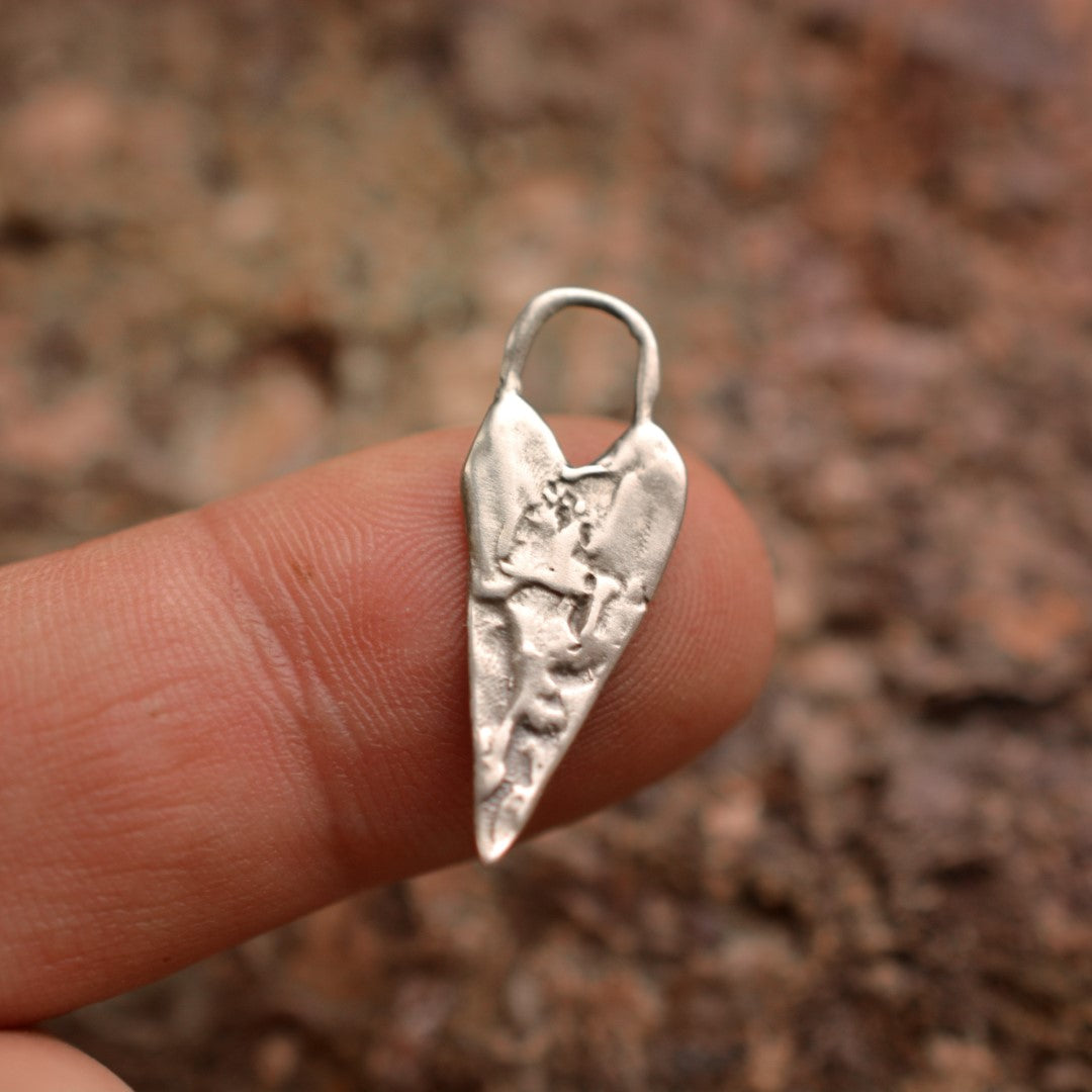 Сребърна висулка 925 издължено сърце – талисман за любов, бохо и рустик стил, артистично бижу, символ на свързаност | Art Diva