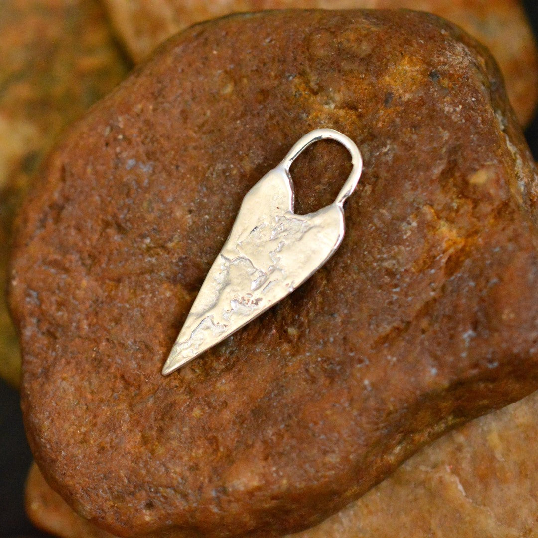 Сребърна висулка 925 издължено сърце – талисман за любов и комуникация, ръчна изработка в бохо и рустик стил | Арт Дива