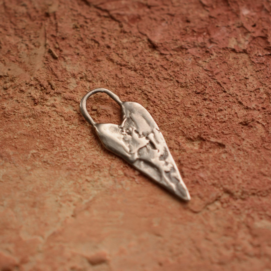 Сребърна висулка 925 издължено сърце – талисман за любов, бохо и рустик стил, артистично бижу, символ на свързаност | Art Diva